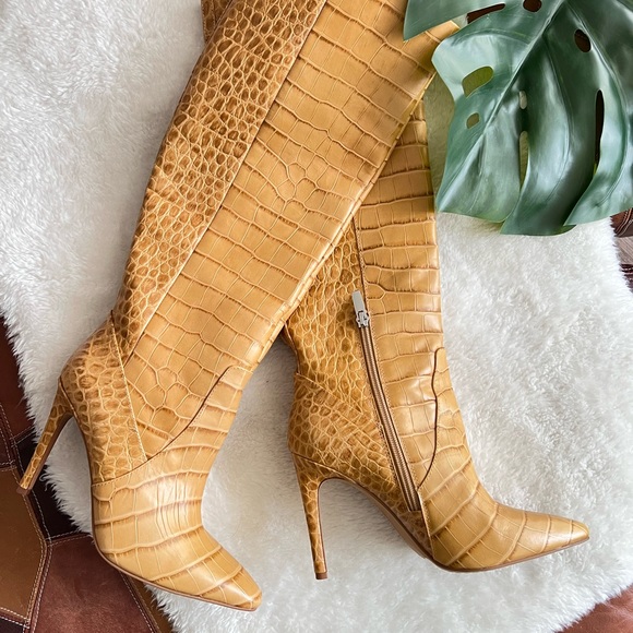 Like new! Vince Camuto •Fendels Boots• - Picture 7 of 10